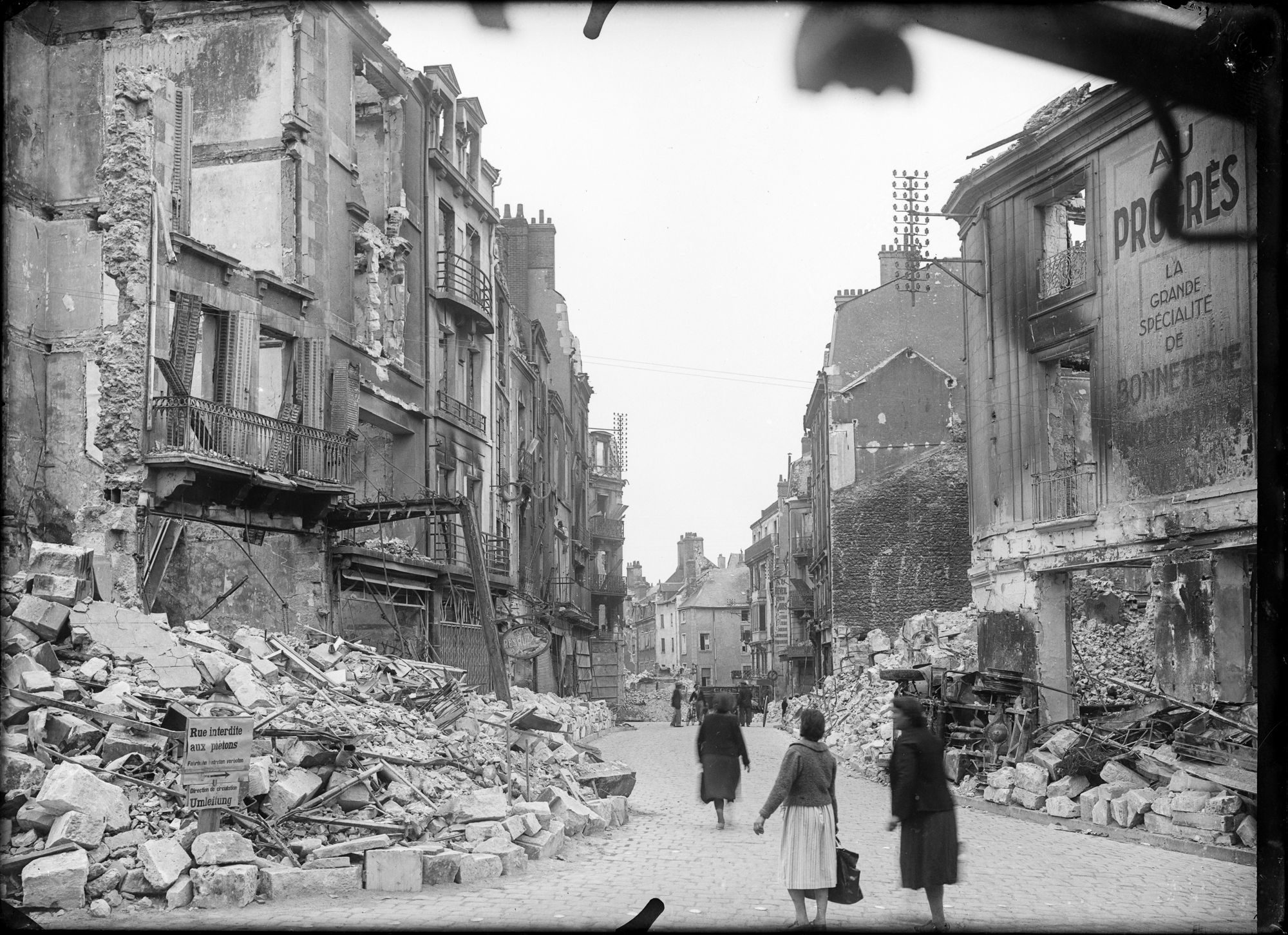 Panneau « Rue interdite aux piétons » après des bombardements, 1940.