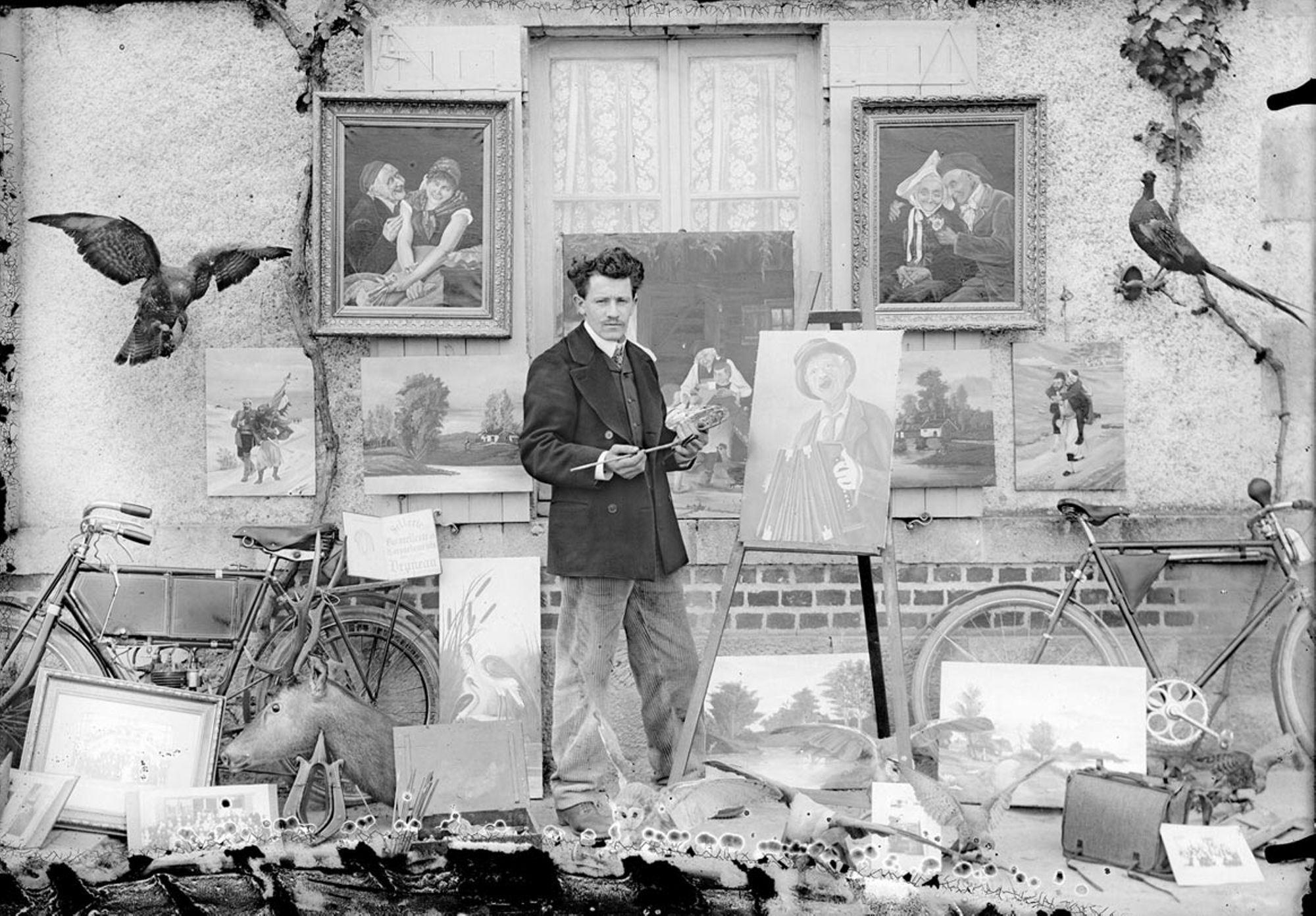 Autoportrait de Ed. Bruneau et son bazar, Loury, vers 1900-1920