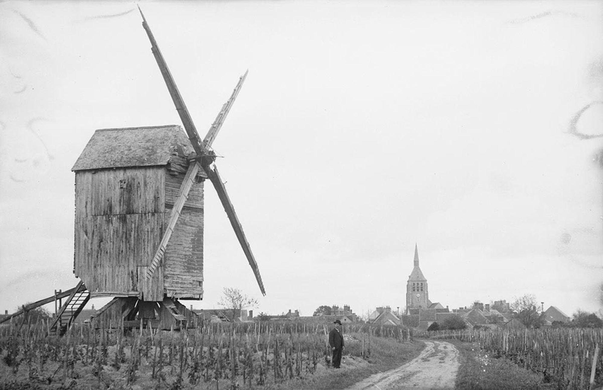 Moulin à vent au milieu des vignes, Mardié, vers 1900-1920
