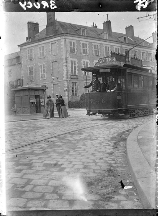 Tramway sur la place Gambetta, Orléans, vers 1900-1920