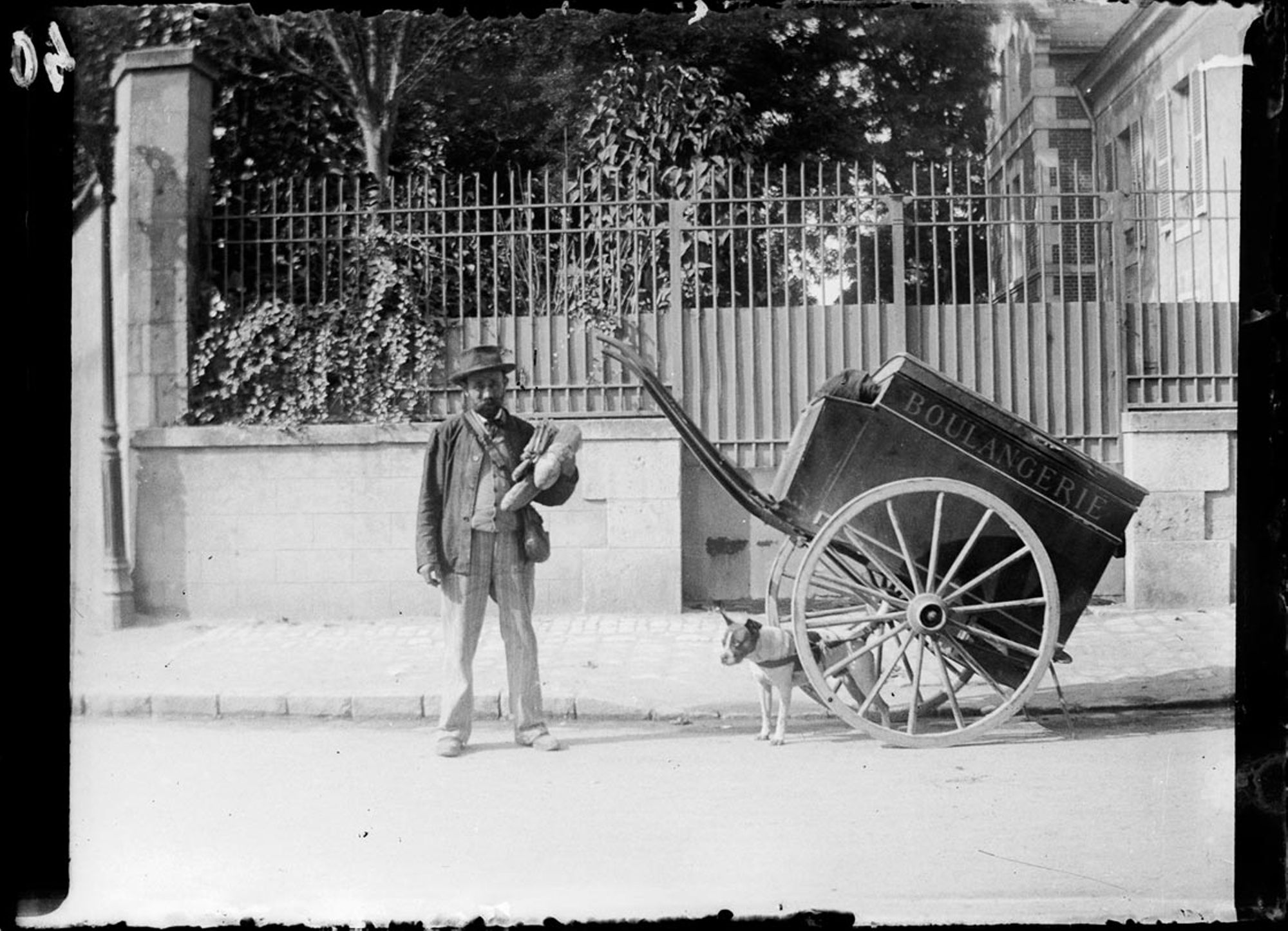 Boulanger posant avec sa carriole, Orléans, vers 1900-1920