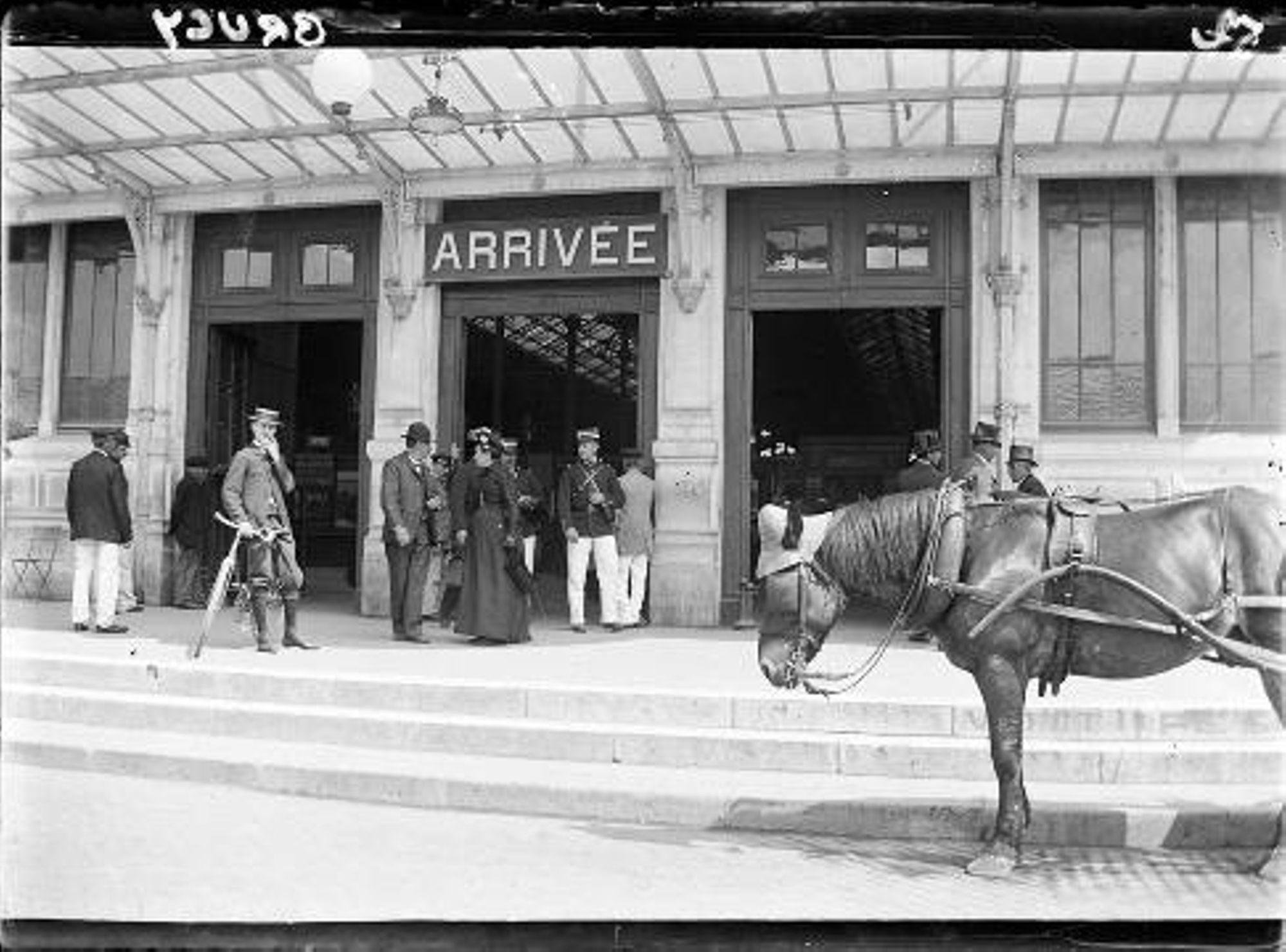Gare, passants et cheval d'attelage, Orléans, vers 1900