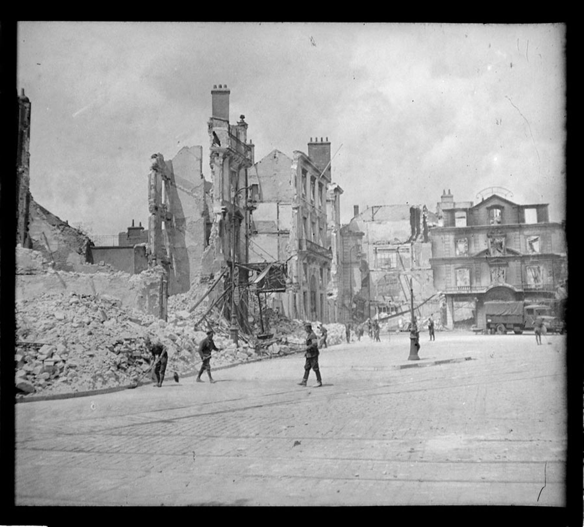 Place du Martroi après bombardements, Orléans, 1940