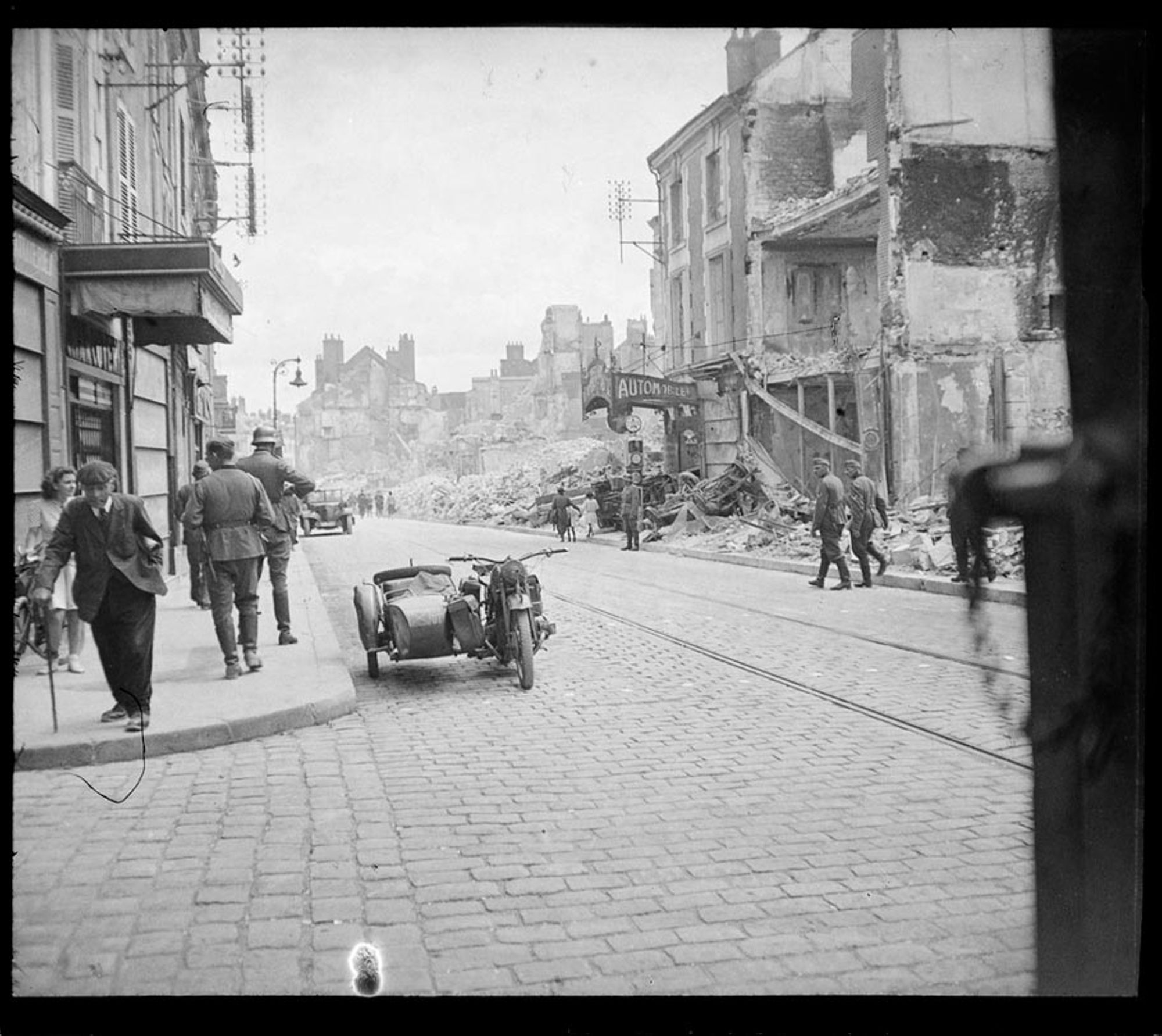 Rue Bannier après bombardements, Orléans, 1940