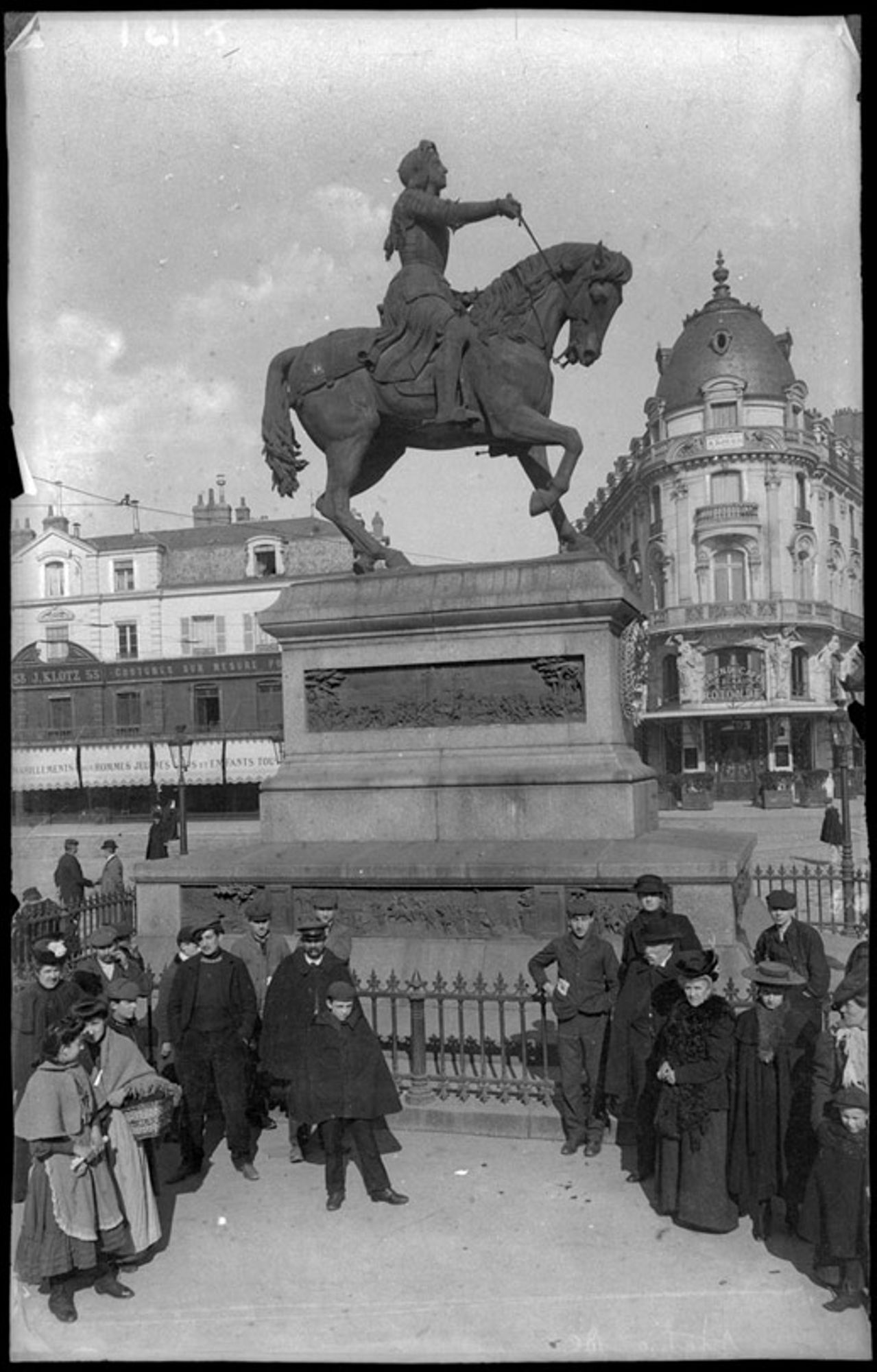 Statue de Jeanne d'Arc, pl. du Martroi, Orléans, vers 1900-1920