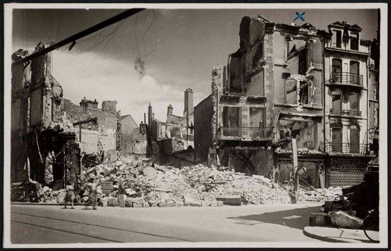 Photographie de l’enseigne « Au Rayon d’or » à Orléans après les bombardements.
