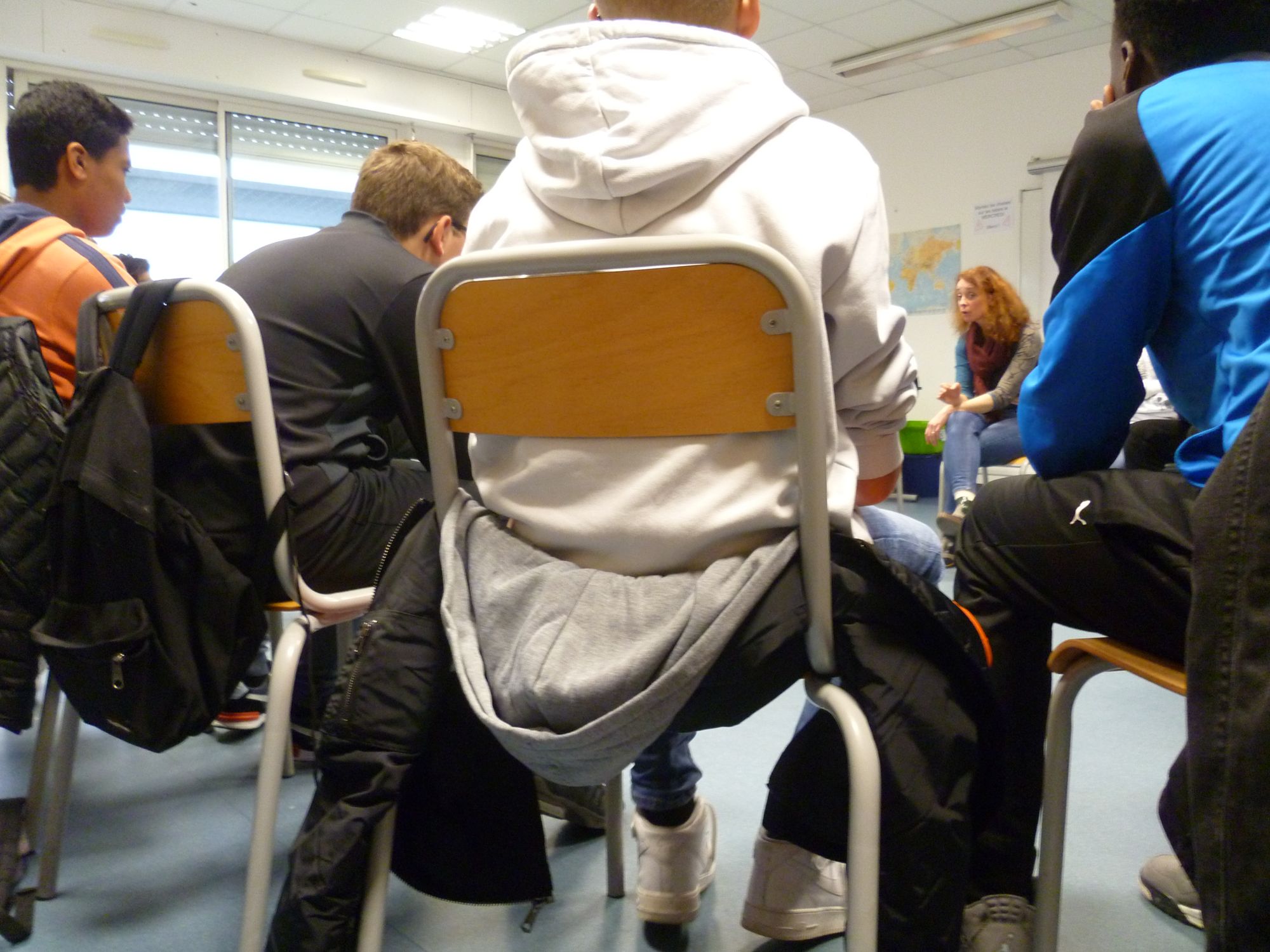 Après l'échauffement et les mises en situation, la restitution finale : chacun "lance" au milieu du cercle le(s) mot(s) définissant ce qu'il retient de la séance.