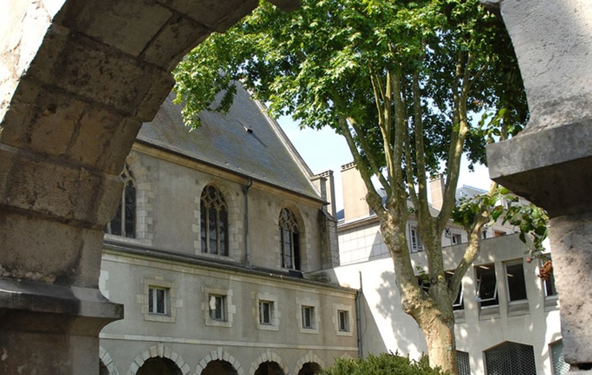 Visite du service des Archives