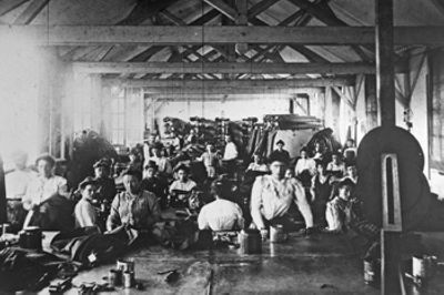 Intérieur de l'usine Hutchinson pendant la Première Guerre Mondiale