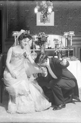 Fonds Decarpentrie. Portrait d'un couple en tenue de mariage (1902).