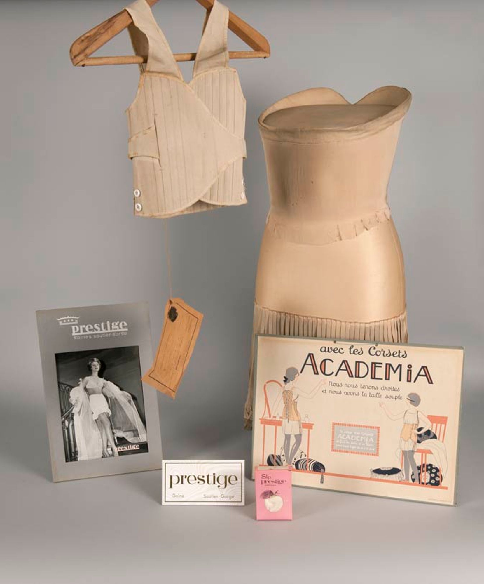 Ca va se « corset » ! L’inventaire des archives Depallier-Prestige en ligne.