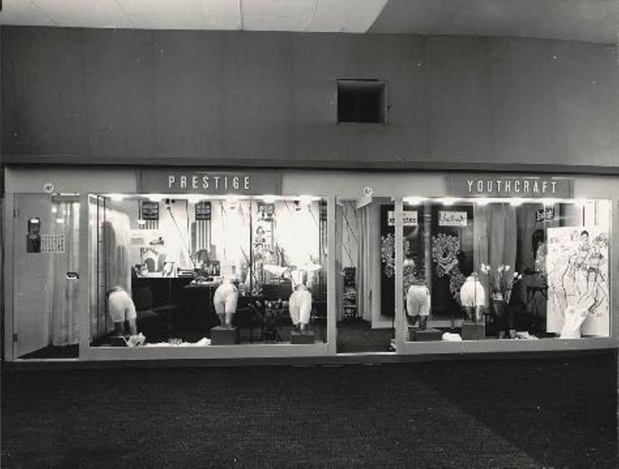 Vitrine Prestige-Youthcraft à Paris (années 1960).