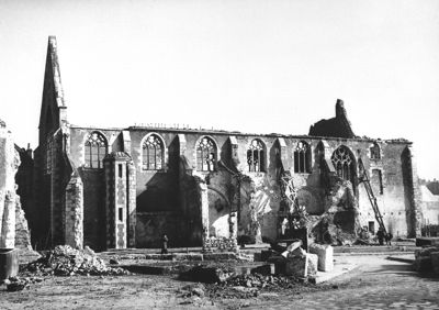 Vue du bâtiment des Archives départementales après les bombardements de juin 1940.