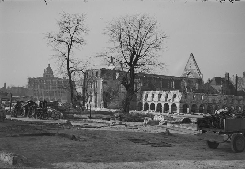 Vue du bâtiment des Archives départementales et du cloître après les bombardements de juin 1940, collection Daniel JOSEPH (Arch. dép. du Loiret, 28 FI 360)