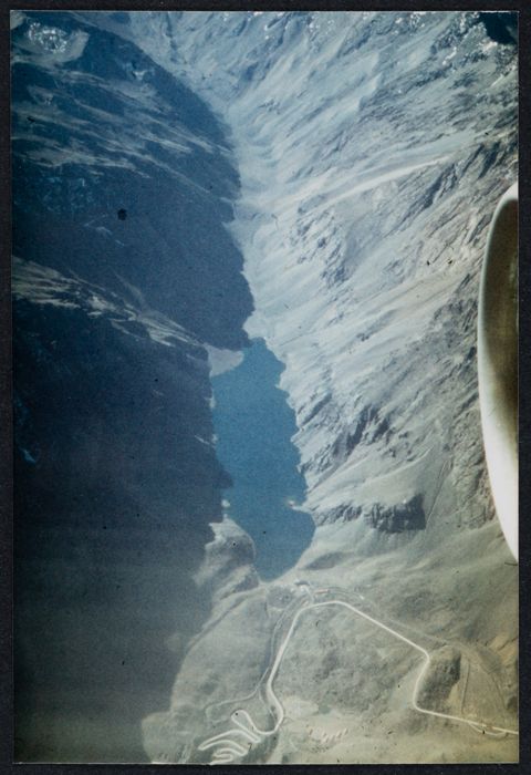 Photographie du lac en forme d’huître dans la Cordillère des Andes prise lors du cinquantième anniversaire de la traversée, 1971