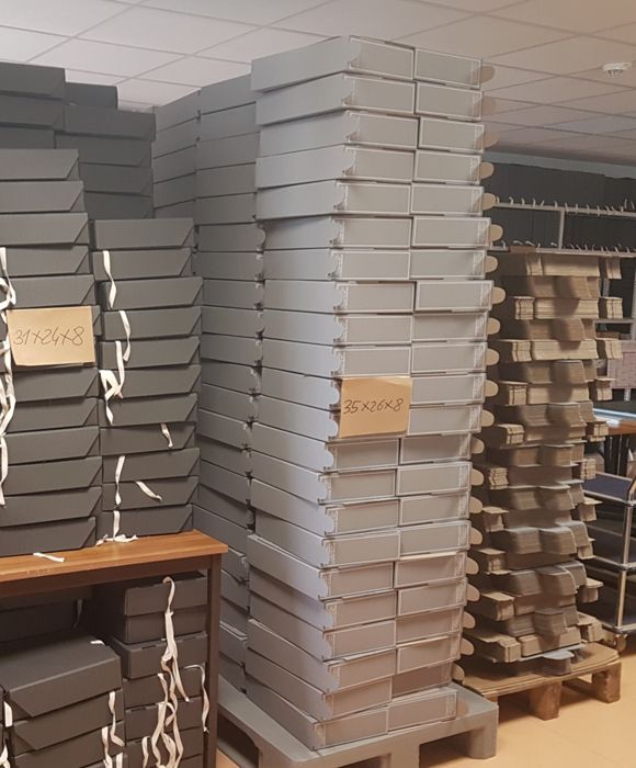 Près de 15 000 boîtes, livrées à plat, montées par les archivistes
